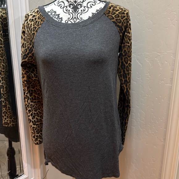 Amaryllis Tops - Amaryllis grey tee with long leopard print sleeves medium